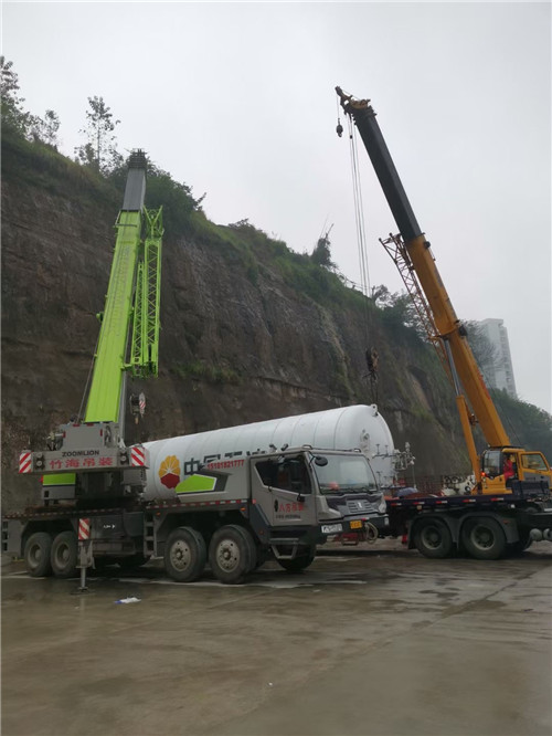 东明县“不怕风雨冻”—— 吊车的 “恶劣环境适应” 技术